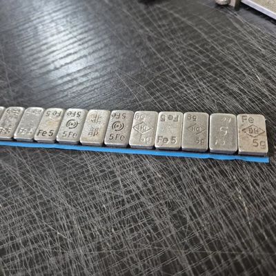 Nastro in schiuma PE nero da 1 mm con adesivo acrilico bifacciale da 10 m